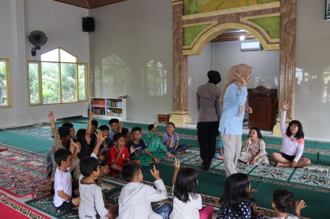 Suasana pengungsi di mesjid. [Dok Polri]