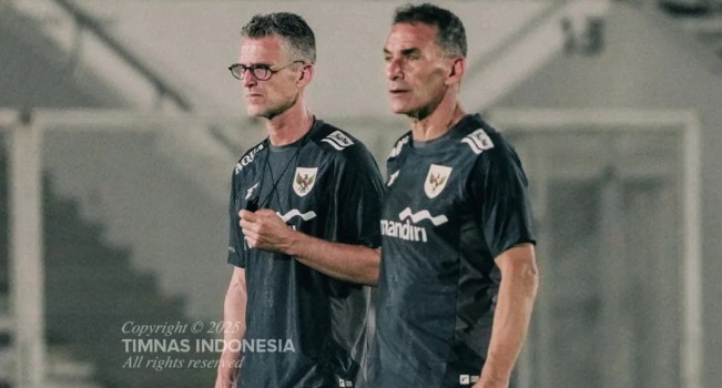 Pelatih Timnas Indonesia U-23 Gerald Vanenburg (kanan) dan asistennya, Frank van Kempen. [Instagram @timnas.indonesia]