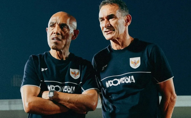 Pelatih Timnas Indonesia U-23 Gerald Vanenburg bersama asistennya, Simon Tahamata. [Dok. PSSI]