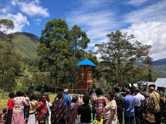 Satgas Yonif Mekanis 203/AK Bangun Lonceng Gereja Damai di Distrik Makki