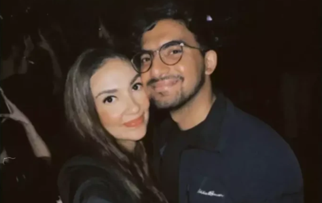 Unggahan kebersamaan Ghina Raihanah dan Izzat Assegaf. [TikTok @ghinarai]