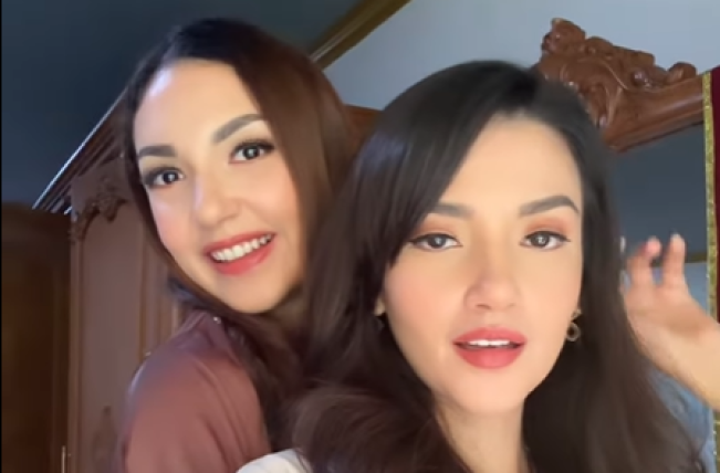 Ghina Raihanah bersama sang kakak yang juga artis Tsania Marwa. [Instagram @ghinarai]