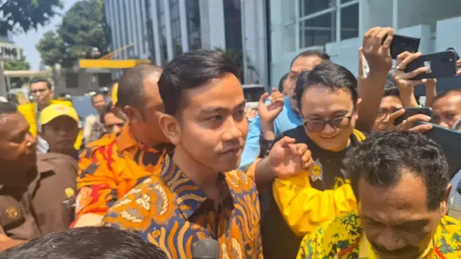 Hadiri Rapimnas Golkar, Gibran "Lempar Senyum" ke Media
