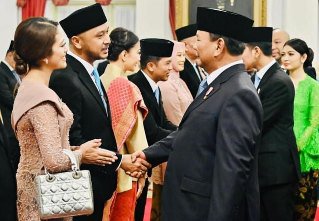 Adu Gengsi Istri Menteri Bawa Tas Branded, Banderolnya Bikin Si Miskin Menjerit!