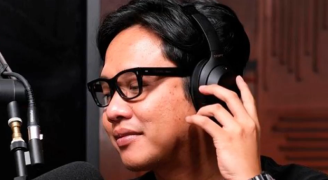 Gofar Hilman saat siaran radio. [Instagram]