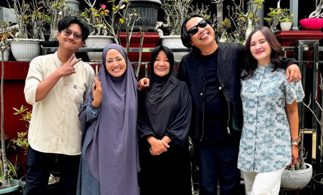 Gofar Hilman merayakan Idul Fitri bersama keluarga. [Instagram @pergijauh]