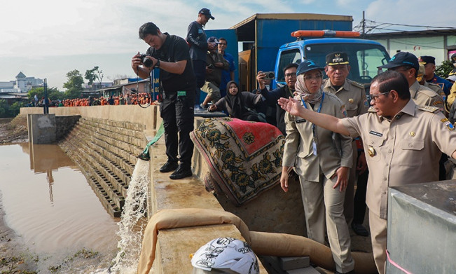 Gubernur DKI Jakarta Pramono Anung meninjau titik banjir di Tanggul Inspeksi Kali Ciliwung, Rajawati, Jakarta Selatan, Selasa (8/7/2025). [Dok. Pemprov DKI]