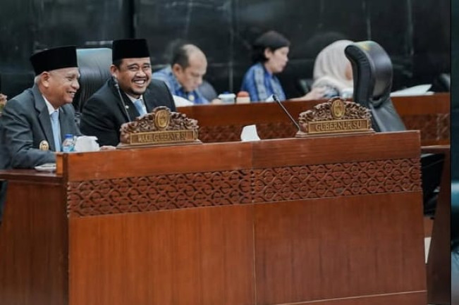 Gubernur Sumut Bobby Nasution dan Wakil Gubernur, Surya saat hadiri rapat paripurna DPRD Sumut. [Instagram]