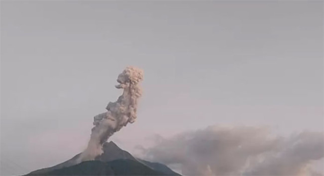 Sabtu Malam Gunung Lewotobi Laki-Laki Erupsi, Status Awas