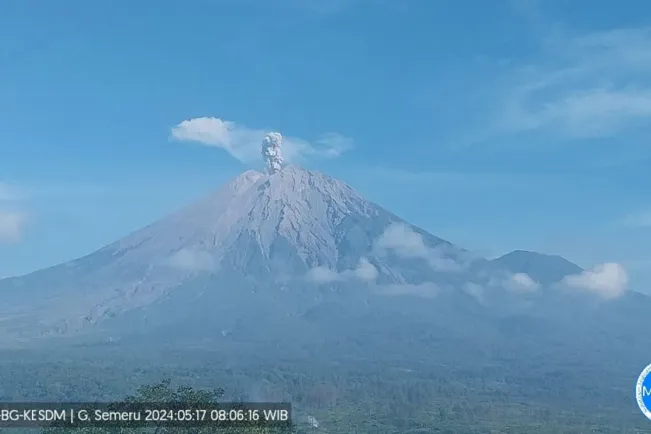 Hari Ini, Gunung Semeru dan Gunung Ibu Erupsi