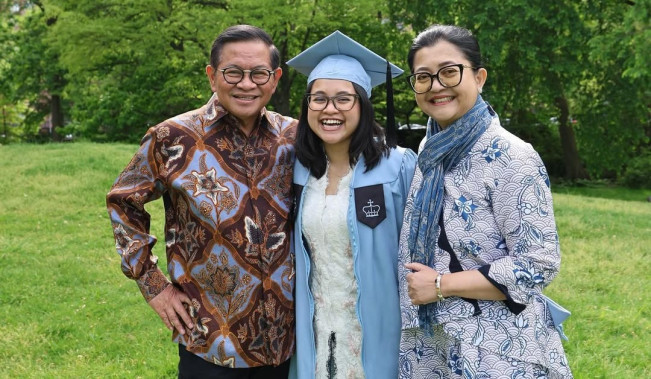 Hanifa Fadhila Pramana diapit kedua orang tuanya, Pramono Anung dan Endang Nugrahani. [Instagram @dhilapramana]