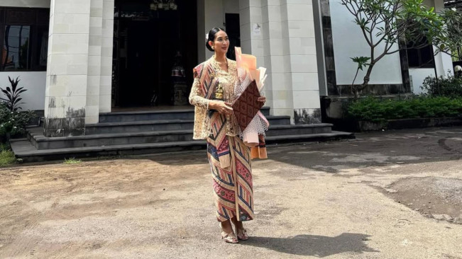 Happy Salma Lulus Kuliah S1 Filsafat Hindu
