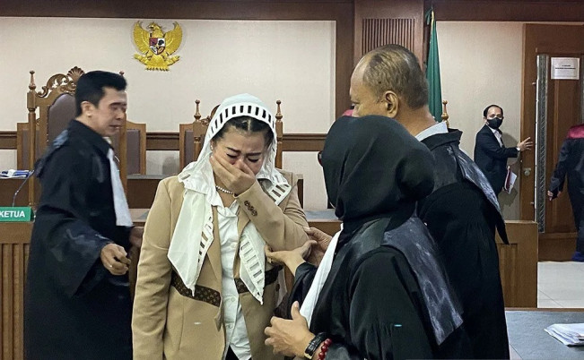 Divonis Lima Tahun Penjara, Hasnaeni "Wanita Emas" Menangis