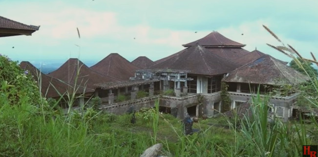 Di Dalam ‘Istana Hantu’ Bali, Wisatawan Melihat Sosok-sosok