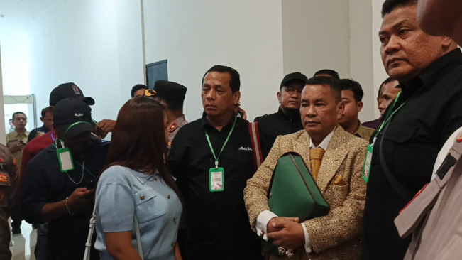 Takut Dihajar Razman Arif Nasution? Hotman Paris Dikawal Pria Bertubuh Kekar