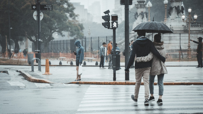 Liburan Akhir Tahun Takut Gagal Karena Musim Hujan? Jangan Khawatir, Begini Tips Amannya