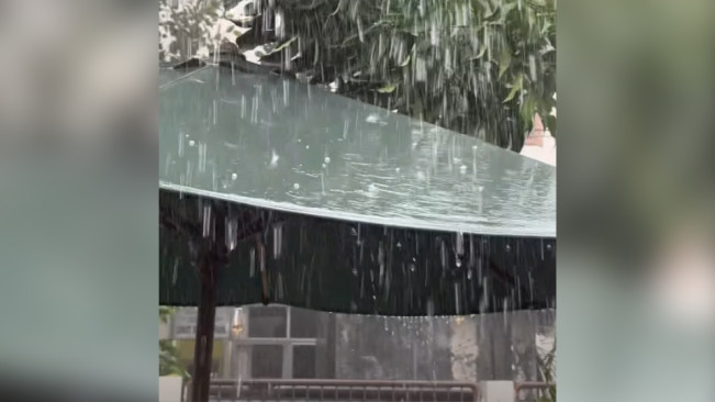 Heboh Fenomena Langka Hujan Es di Cikini Jakpus Kagetkan Warga