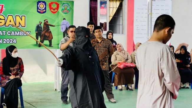 9 Pemain Judi Online di Aceh Barat Dihukum Cambuk