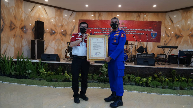 Menkumham Serahkan 9 Kekayaan Intelektual kepada Korpolairud Polri