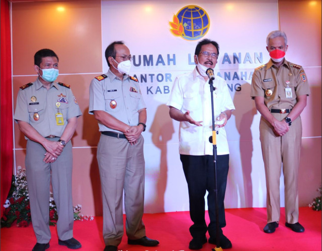 Menteri ATR/Kepala BPN Serahkan Sertipikat Redistribusi Tanah eks-HGU