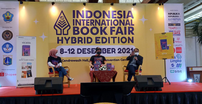 Kemenlu Diminta Segera Terjemahkan "Kincir Waktu" Karya Akmal Nasery