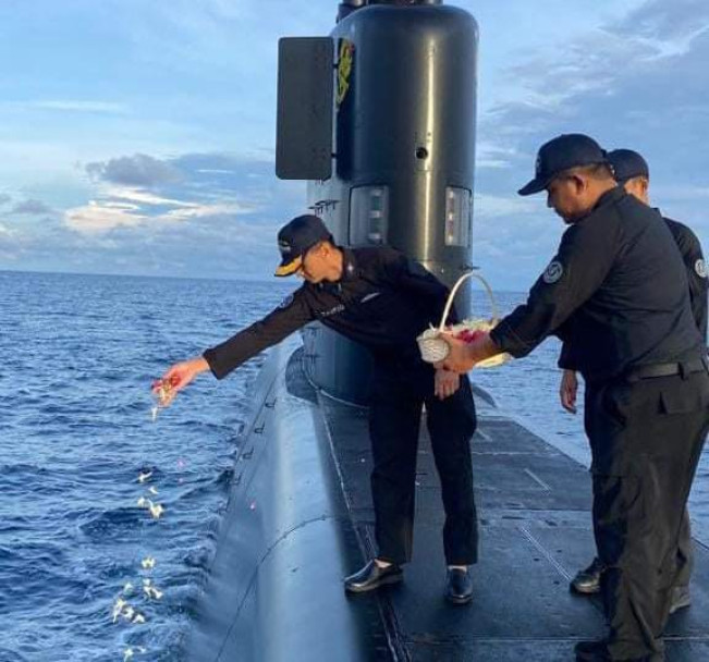 Kenang 1 Tahun KRI Nanggala, Prajurit Tabur Bunga dan Doa Bersama