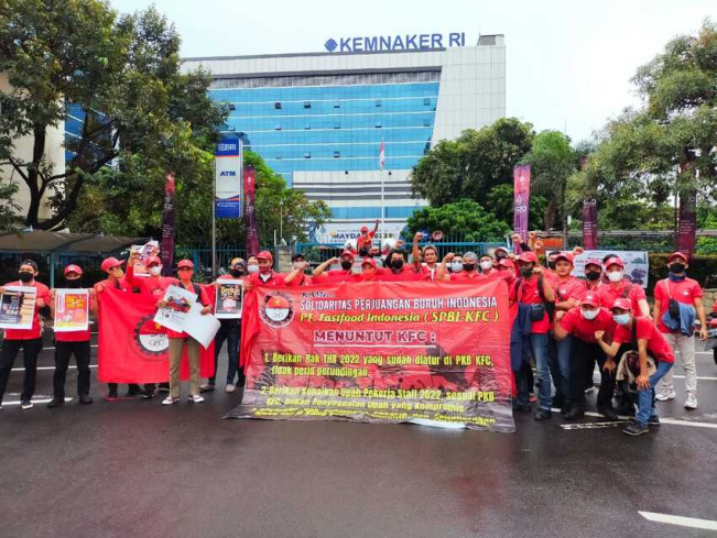 Tidak Jalankan Peraturan Pemerintah Soal THR, KFC Didemo Karyawannya