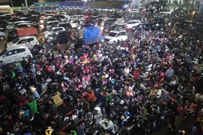 Dermaga dan Kapal Penyeberangan dari Merak Ditambah