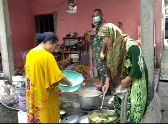 Ria Djuahaeriah Juru Masak Warga untuk Satgas TMMD di Teluk Pucung