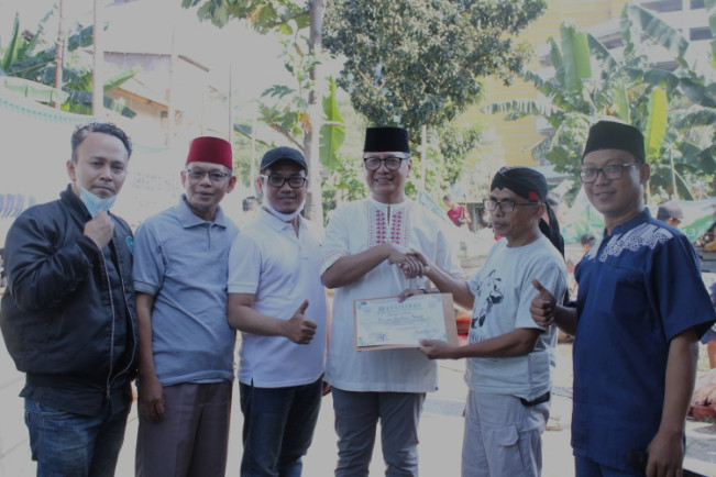 Forumterkininews.id Serahkan Hewan Kurban ke Masjid Al Furqon