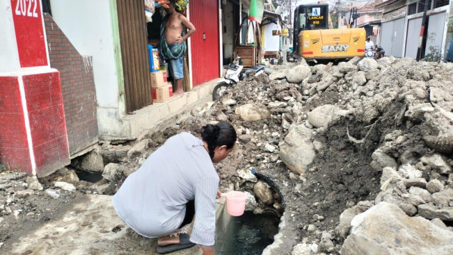 Normalisasi Saluran di Kemayoran Bikin Bocor Pipa Warga