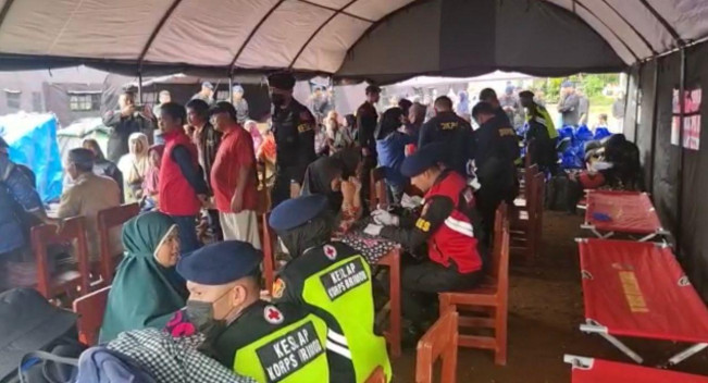 Tim Medis Brimob Polri Jemput Bola Beri Pelayanan Kesehatan Pengungsi Gempa