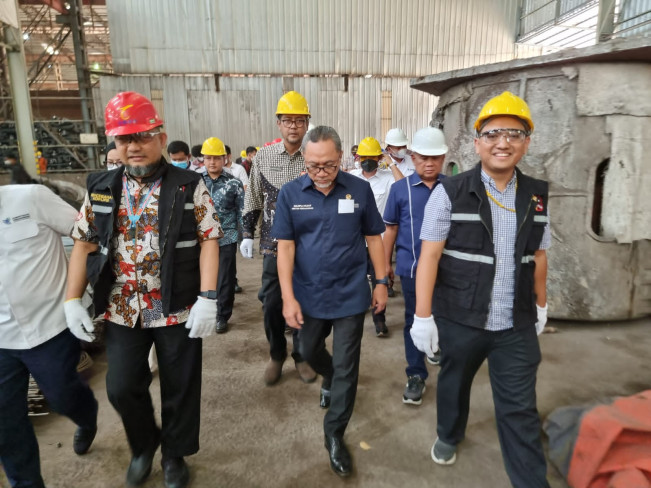 Satgasus Polri Dampingi Mendag Musnahkan Besi dan Baja Tidak SNI