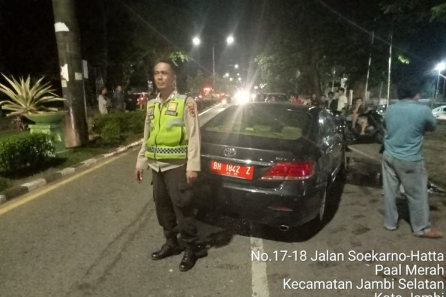 Mobil Dinas DPRD Jambi Tabrak Reklame, Penumpangnya Patah Kaki
