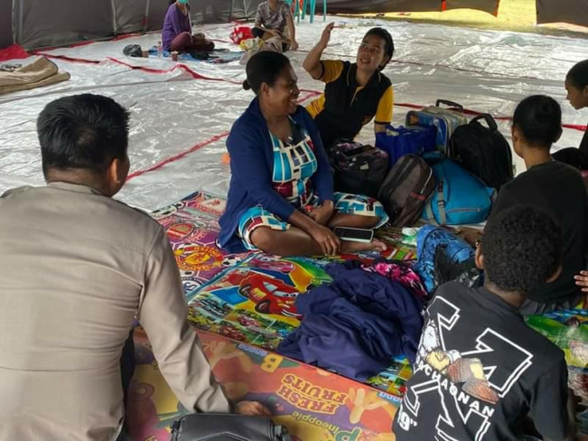 Polisi Turunkan Tim Psikologi Bantu Warga di Tenda Pengungsian Papua
