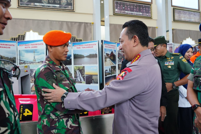 Kapolri Beri Apresiasi Langsung Kepada Anggota TNI yang 'Berputar' Saat Evakuasi Kapolda Jambi