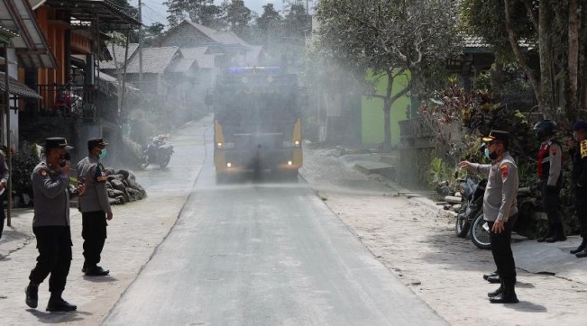 Dampak Abu Vulkanik Pasca Erupsi Merapi, Polisi Bantu Bersihkan Jalan