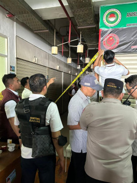 Polisi Gerebek Gudang Pakaian Bekas Impor di Senen dan Bekasi