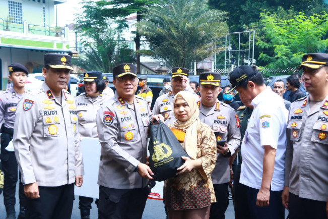 Bahan Pokok Naik, Ribuan Paket Sembako dari Kapolri Disebar ke Masyarakat di Jaksel