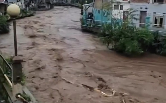 Banjir di Kota Bandung karena Tanggul Sungai Cikapundung Jebol