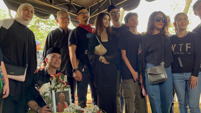 Hadir di Pemakaman, Begini Momen Keakraban eks Istri Ferry Maryadi dengan Deswita Maharani