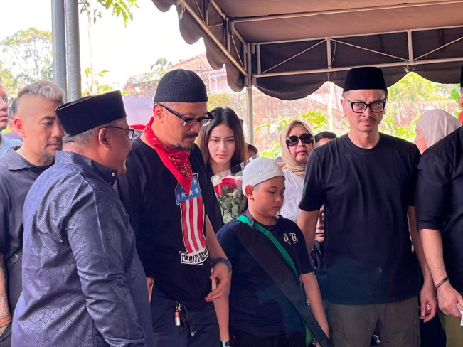 Kuatkan Ferry Maryadi di Makam, Deswita Maharani Ungkap Kronologi sang Mertua Wafat