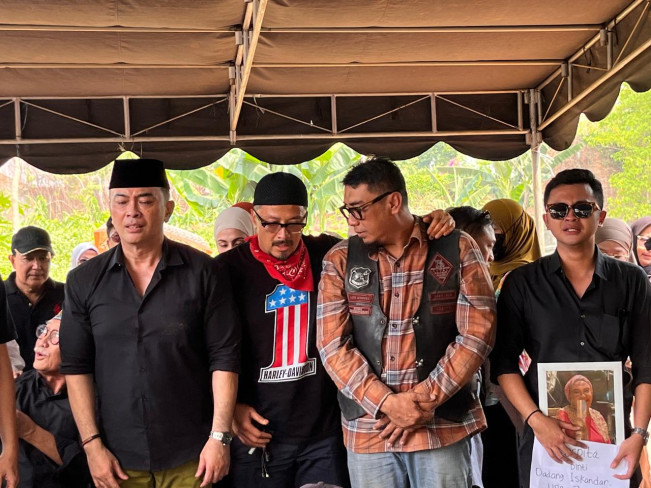 Kuatkan Ferry Maryadi di Makam, Deswita Maharani Ungkap Kronologi sang Mertua Wafat