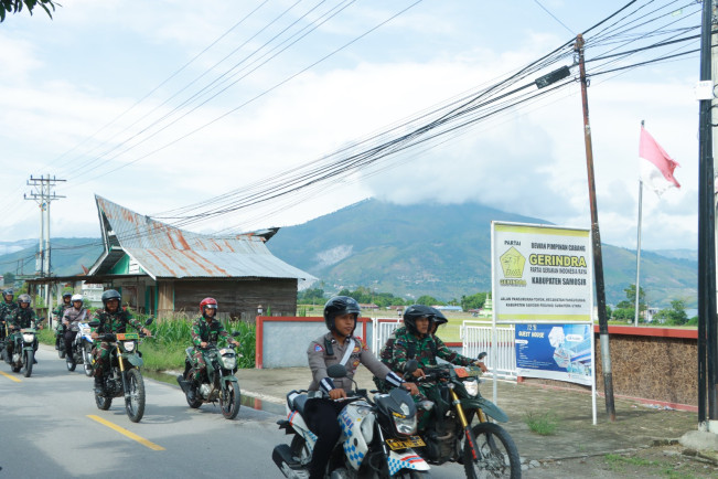 TNI-Polri Patroli Show Force di Samosir Jelang Pilkada 2024