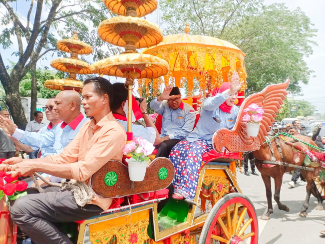 Pasangan dr Aci-Lom Lom Suwondo Daftar ke KPU Deli Serdang Naik Kereta Kencana