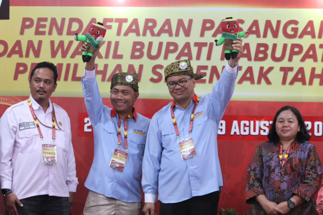 Pasangan dr Aci-Lom Lom Suwondo Daftar ke KPU Deli Serdang Naik Kereta Kencana