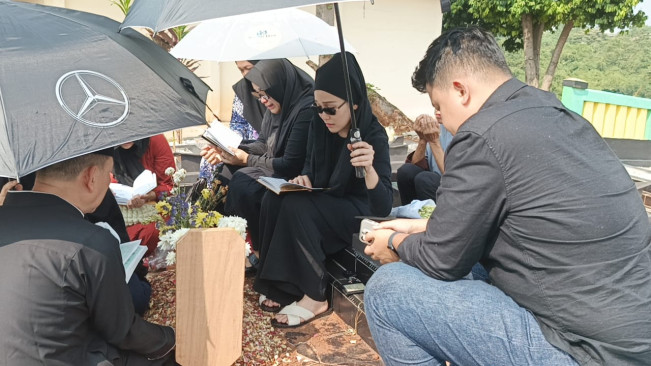 Sambil Nangis, Adik Ayu Ting Ting Tuang ASI di Makam Anaknya