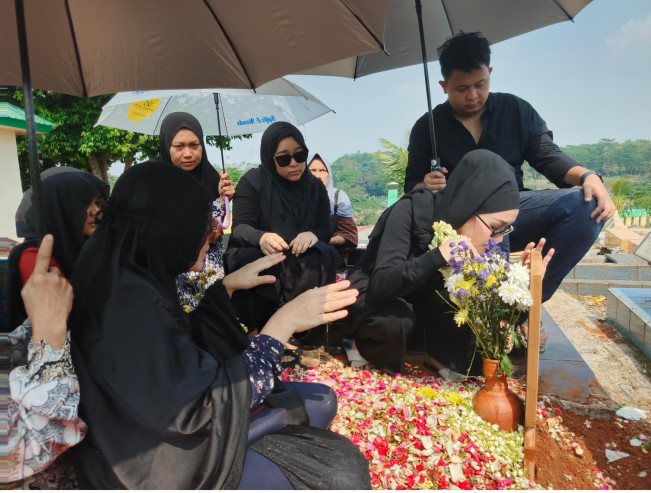Cium Makam sang Keponakan, Tangis Ayu Ting Ting Pecah: Sayang...