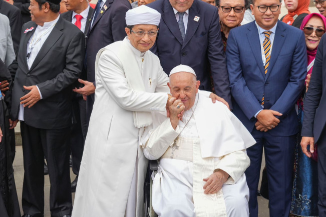 Komentar Warganet Lihat Momen 'So Sweet' Imam Besar Istiqlal dan Paus Fransiskus