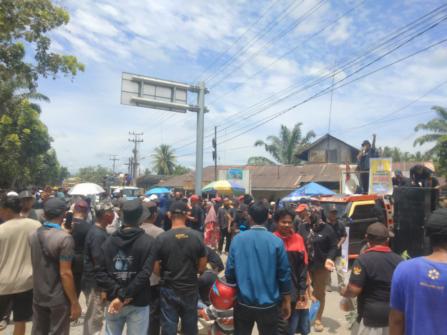 Masyarakat 4 Kecamatan di Asahan Blokir Akses menuju Jalan Tol, Tuntut Perbaikan Jalan Rusak
